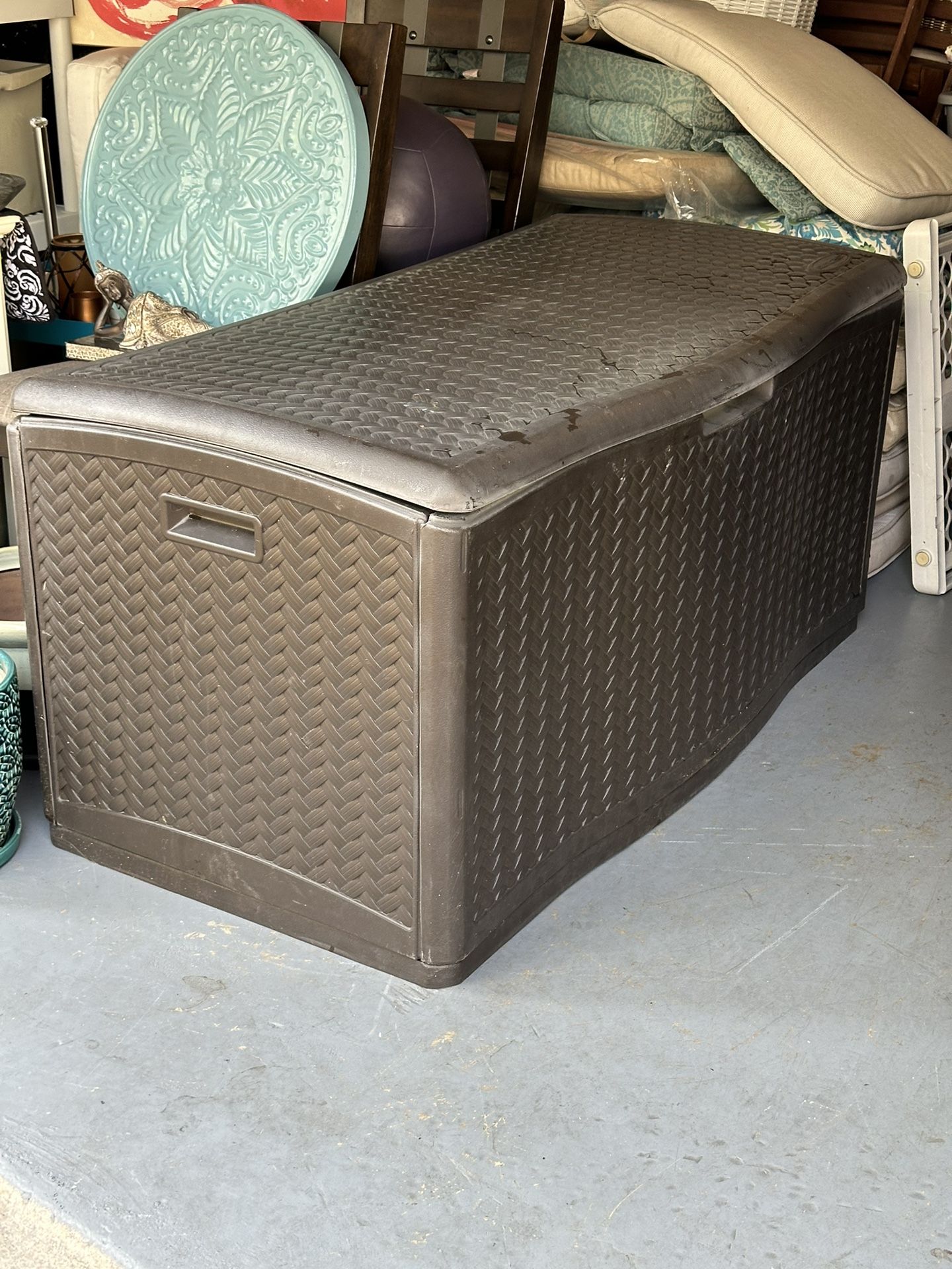 Suncast 124-Gallon Deck Box