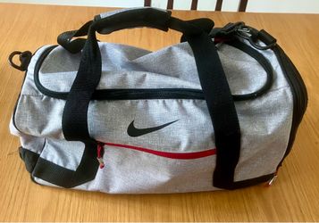 Nike Duffel Bag w/ 3 outer Pockets & Detachable/Adjustable Padded Shoulder Strap