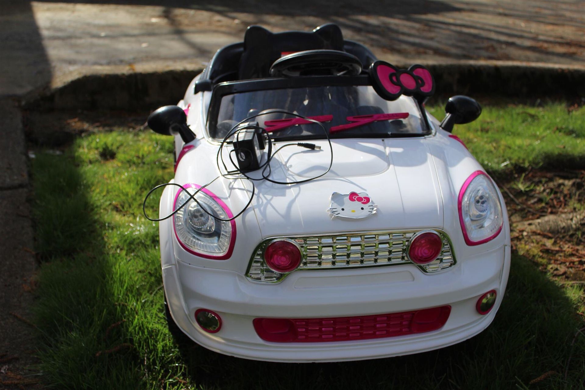 Hello Kitty White Coupe - Kids Car (6v Powered Riding Toy