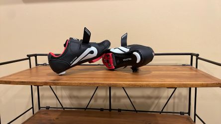 Peloton Women’s Bike Shoes (size 6-7) - new