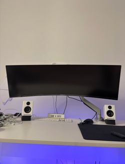 SAMSUNG 49” Odyssey CRG Series Dual with monitor arm