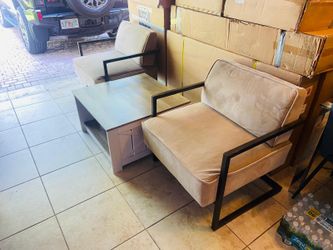 2 Accent Chairs With Table
