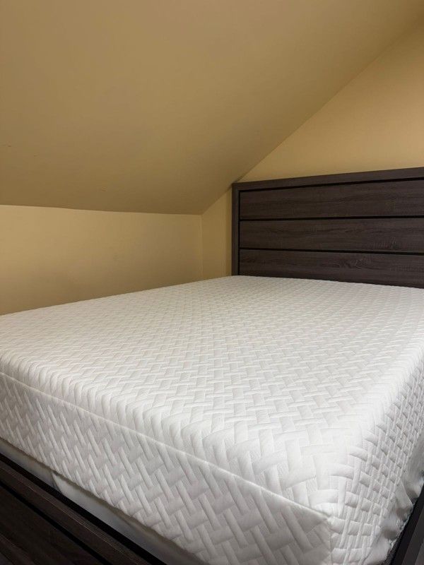 Like New Queen Mattress 