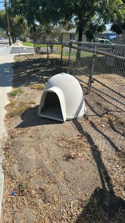 Igloo doghouse