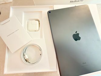 Apple iPad Air 3 Space Gray with Accessories