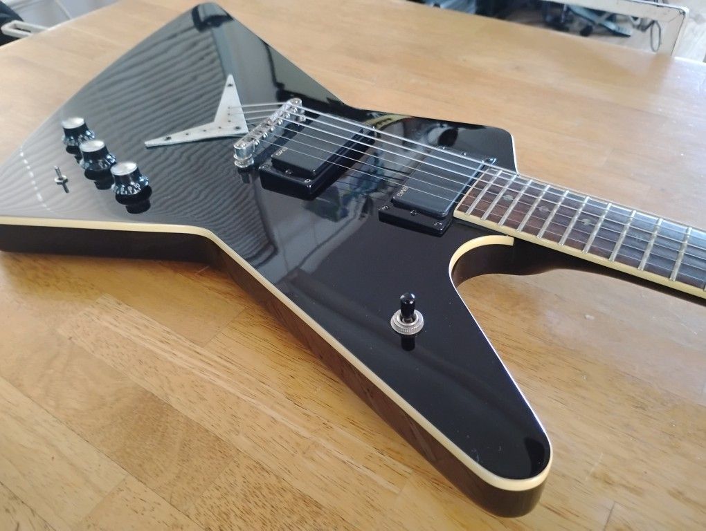 Dean Z 79 W/EMGs And Hard Case