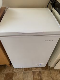 Insignia chest freezer 3.5cu like new