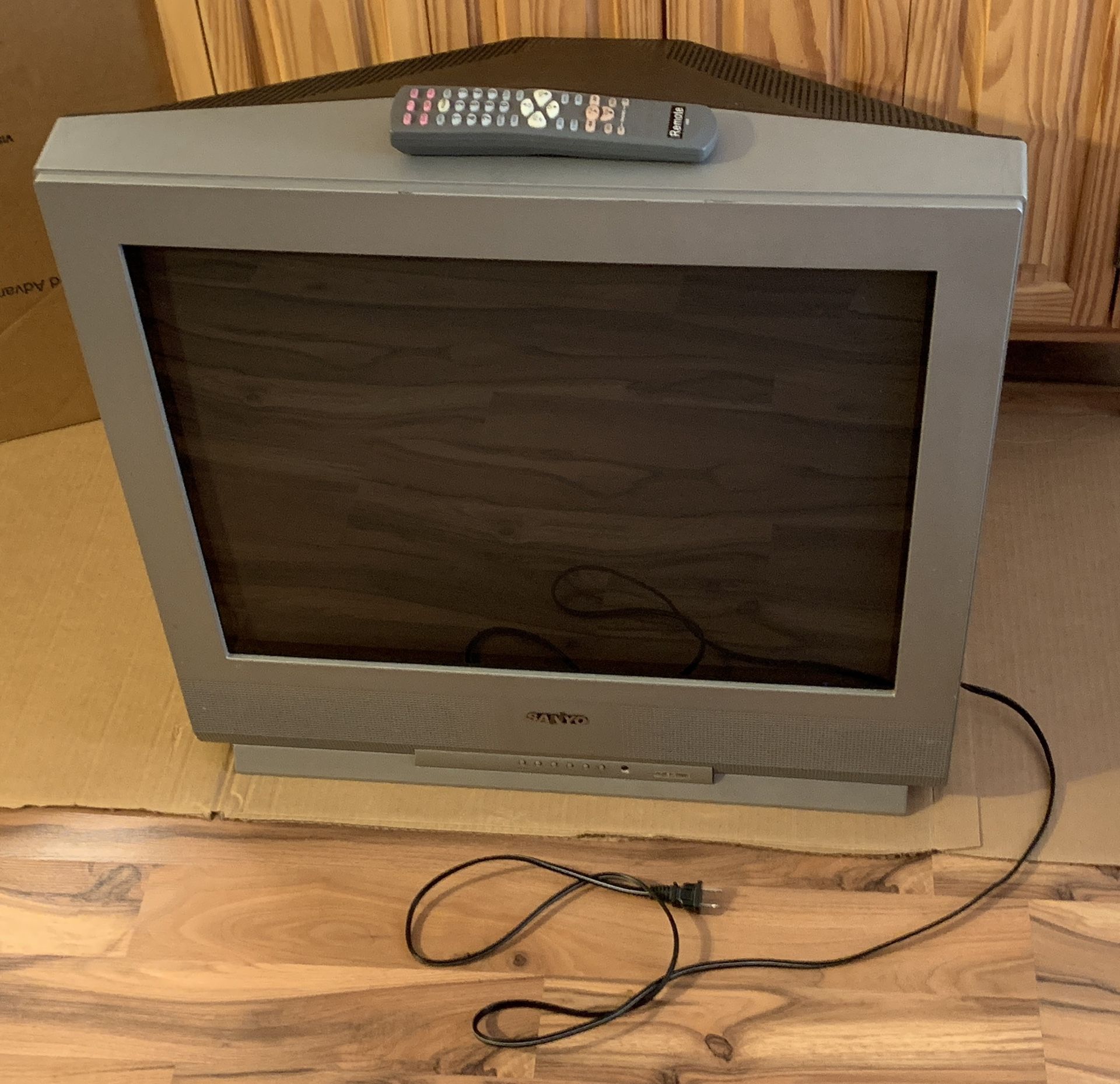 Vintage 27” Sanyo CRT TV w/Remote (WORKS GREAT!)