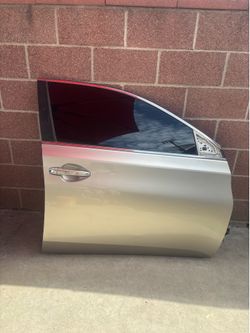 RIGHT PASSENGER SIDE FRONT DOOR 2013-2018 TOYOTA AVALON (TAN COLOR) WITH HINGES,SCRATCHES.