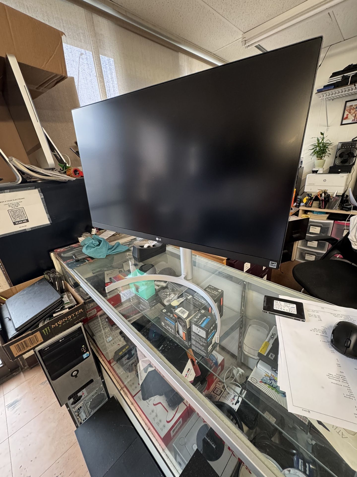 LG 27” 4K USB-C IPS Monitor – HDR400 | 99% sRGB | Adjustable Height & Pivot