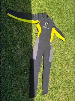 Dolphin Cay wetsuit in good condition