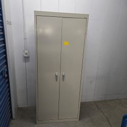 Sandusky Metal Storage Cabinet With Adjustable Shelves 