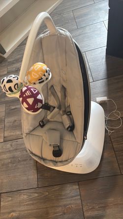 4 moms  MamaRoo baby swing.