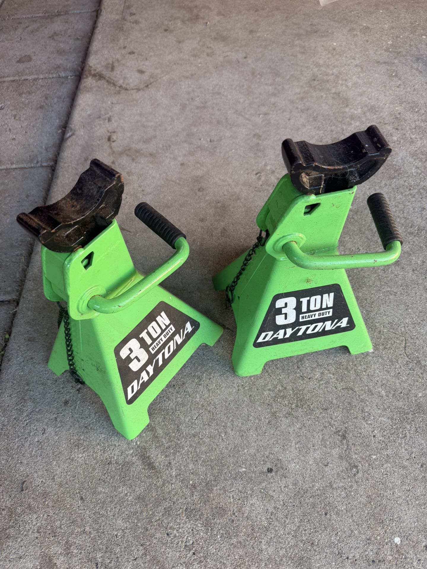 Ratcheting jackstands