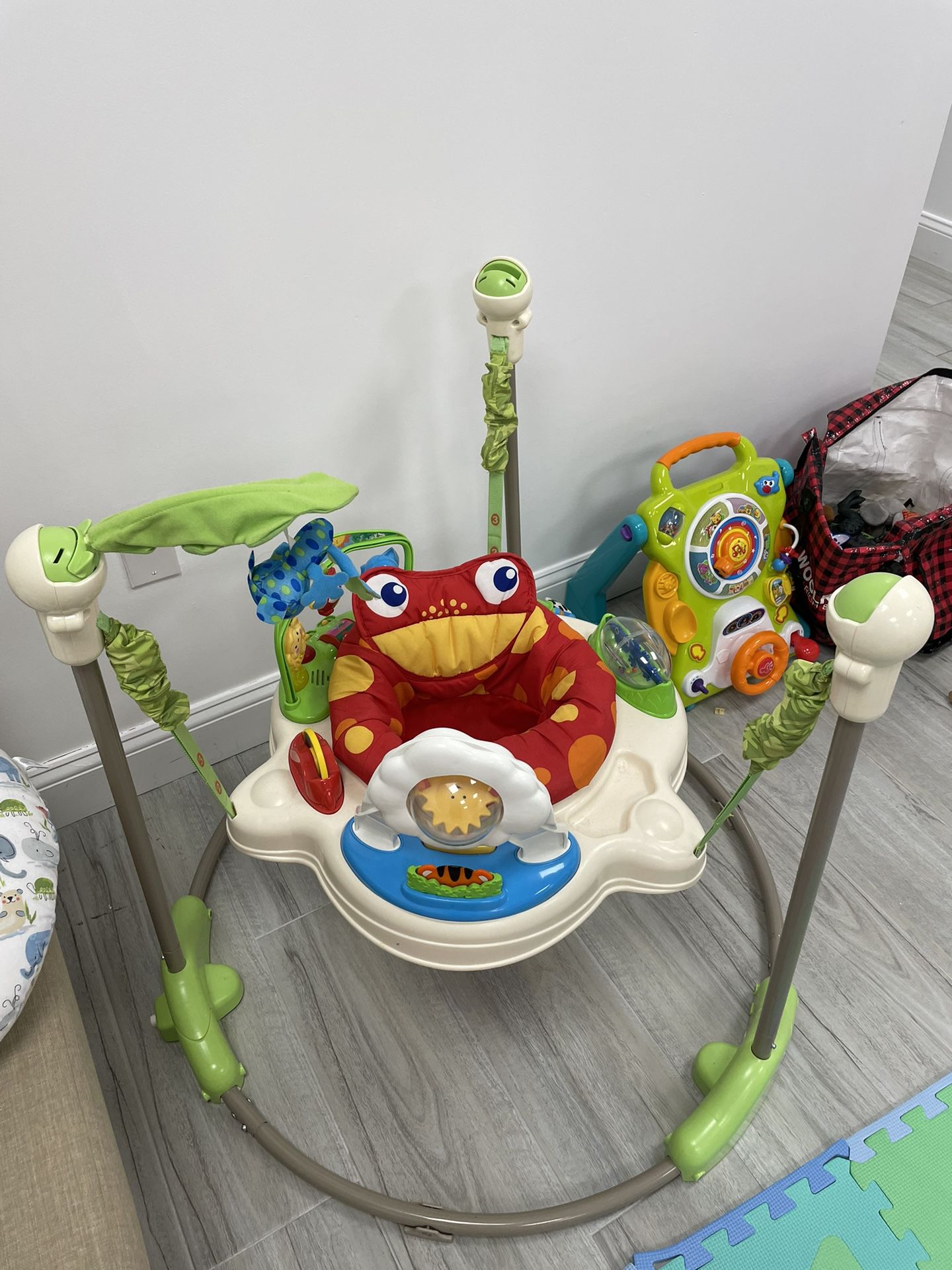 Fisher-Price Baby Jumperoo Bouncer Rainforest Jumperoo Activity-Center with Music Lights Sounds and Developmental Toys