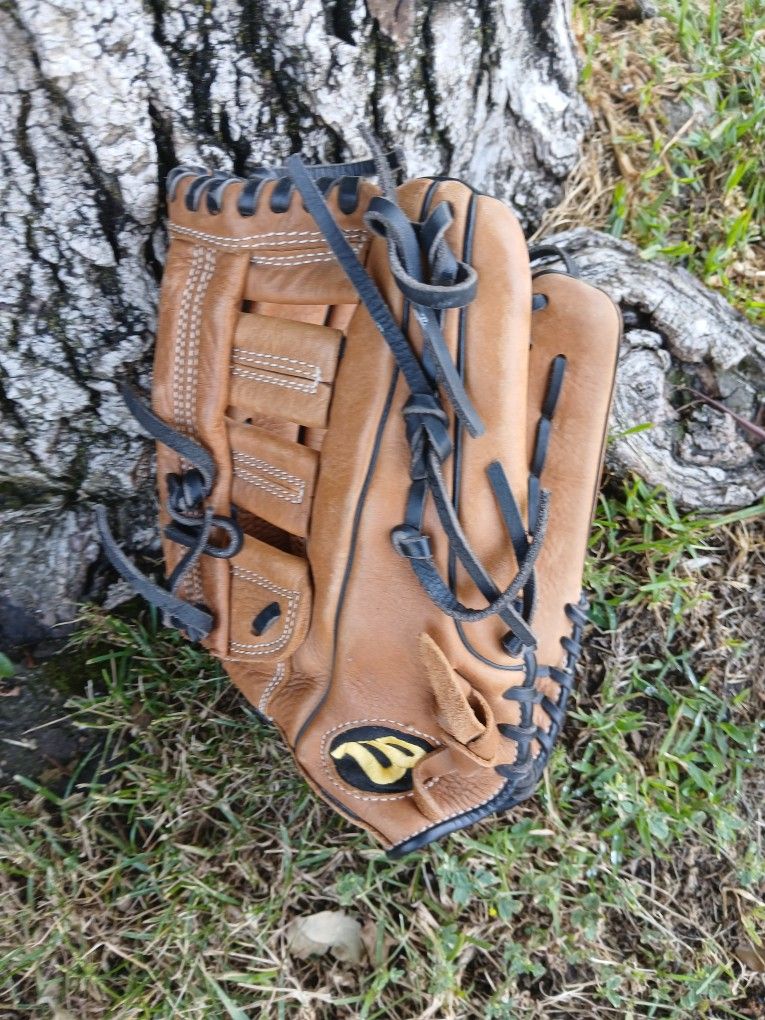 Wilson A900 "YOUTH" BASEBALL GLOE ( SEE PICS,) LOCATED IN GLENDORA