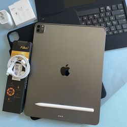 Apple IPad Pro 12.9” 5th Generation (M1 chip/ ID/2021) 256GB with pen, keyboard & Accessories 