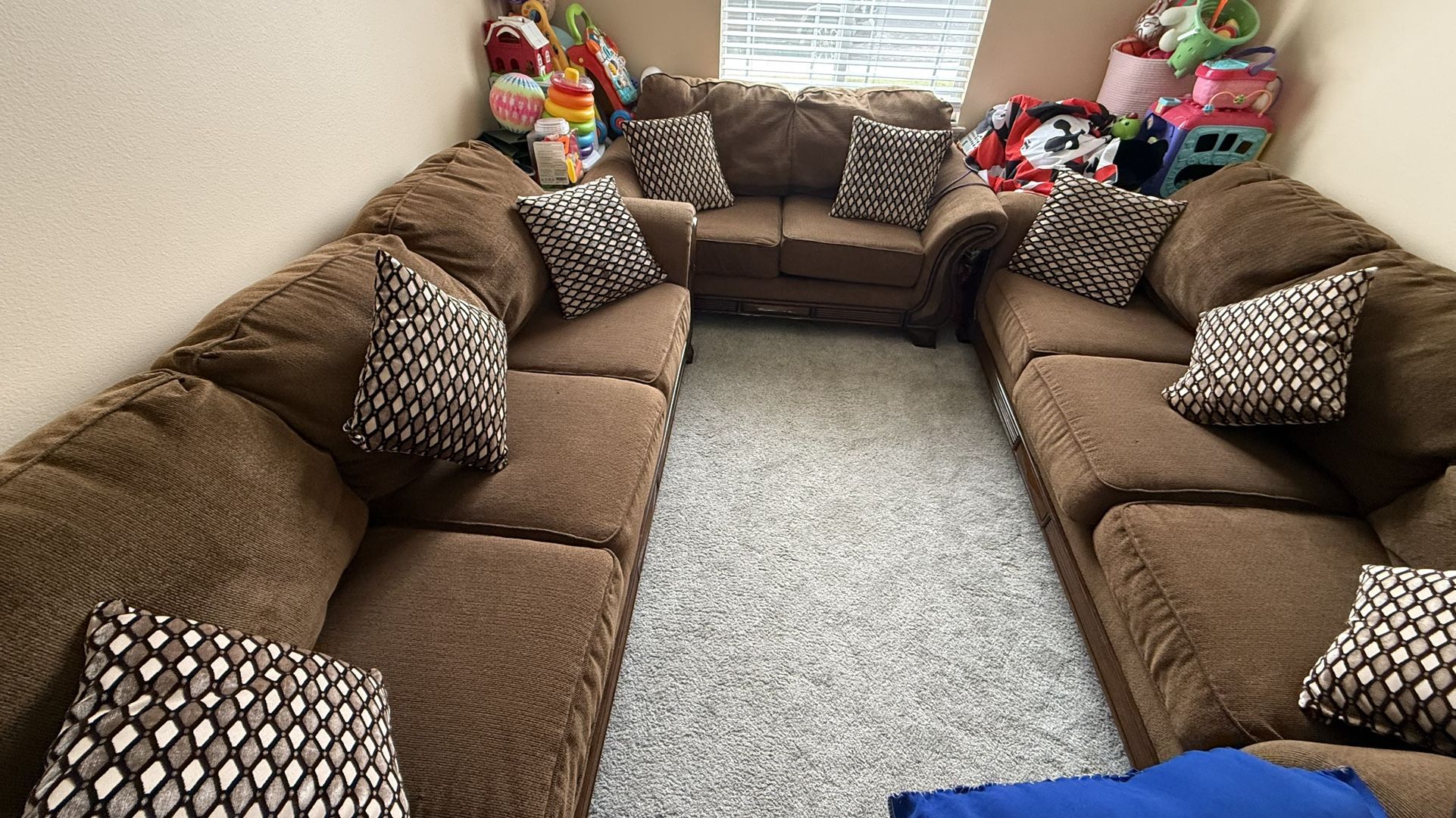 Living room Set (2 Couches And a Loveseat)