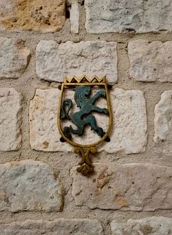 8. 25" Vibtage Brass heraldic rampant lion coat of arms.