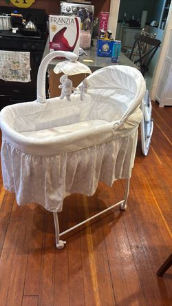 Free Bassinet and baby tub