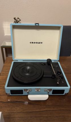 crosly cruiser delux portable turntable featuring buil-in bluetooth speakers