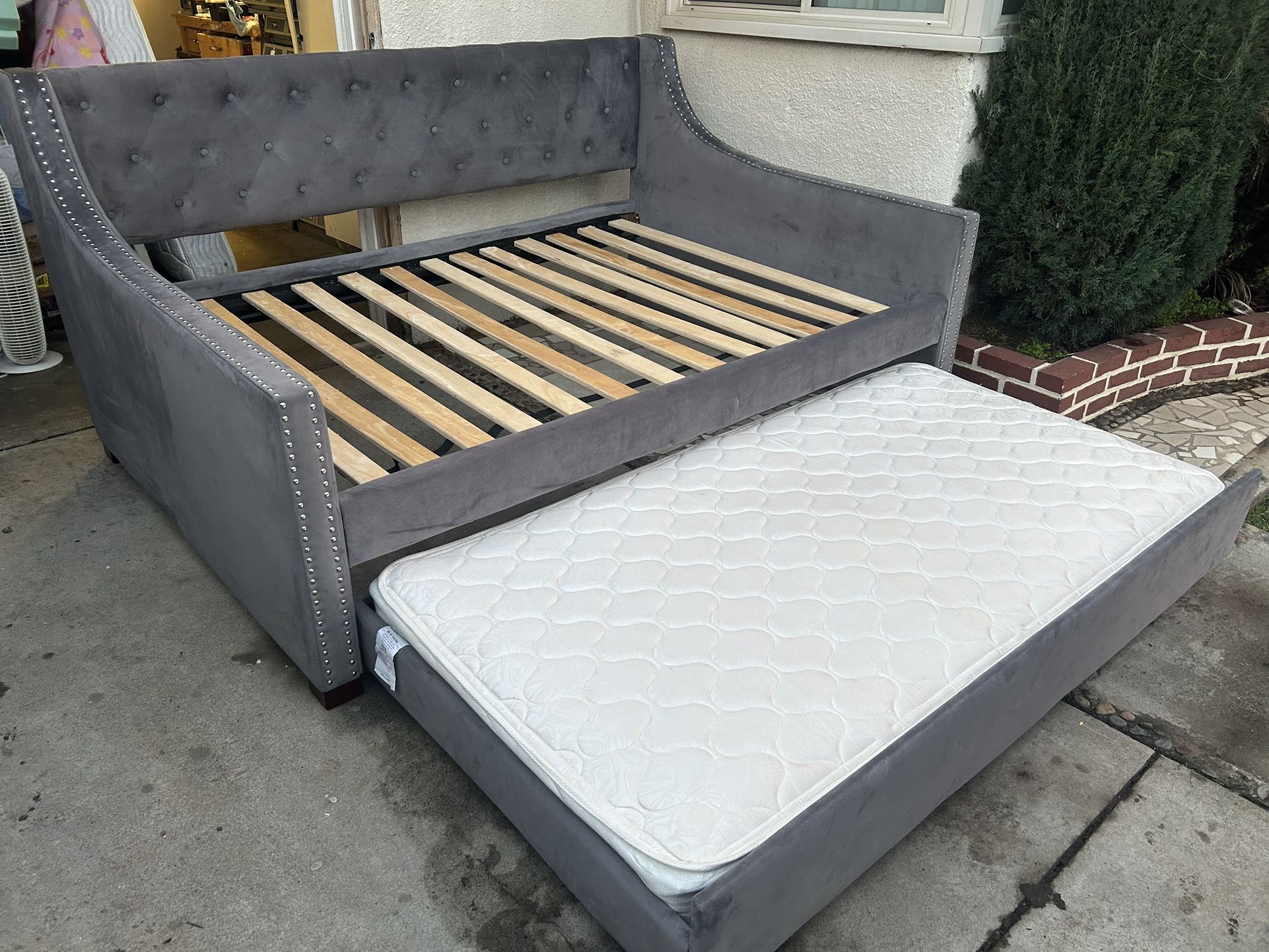 BONITA CAMA FULL SZ TAPIZADA DE GRIS CON TRUNDLE BED ABAJO CON COLCHÓN TWIN SZ USADA BUENA CONDICIÓN