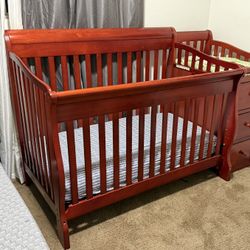 Crib ( cuna de bebe Con Colchón) with changing table, drawers and mattress.
