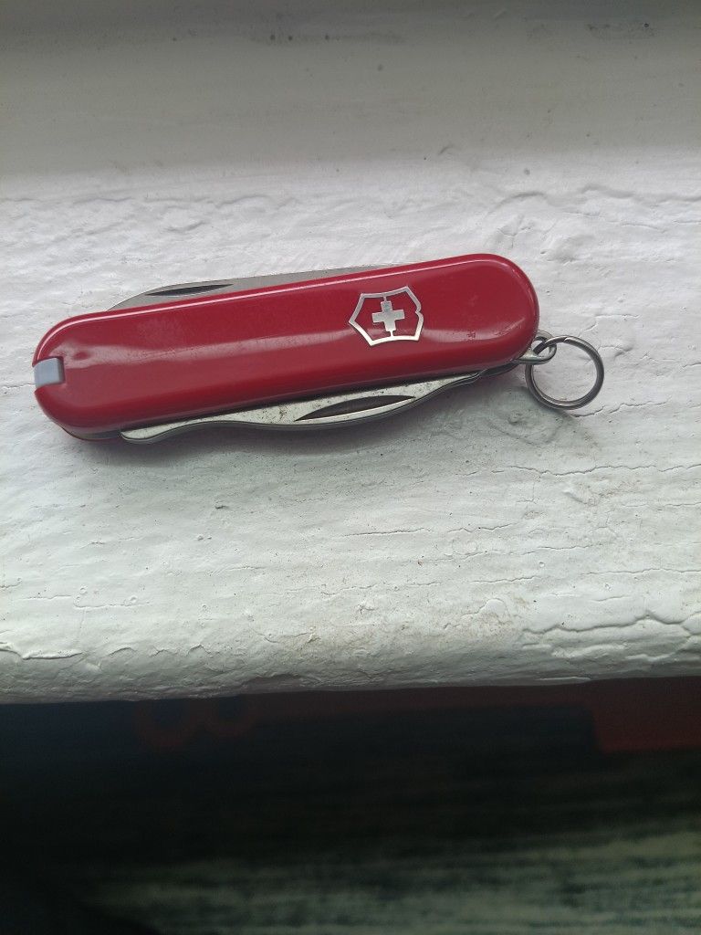 VICTORINOX R

THE ORIGINAL SWISS ARMYTM KNIFE