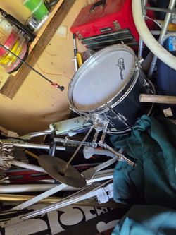 Drum with foot oedal and symbol