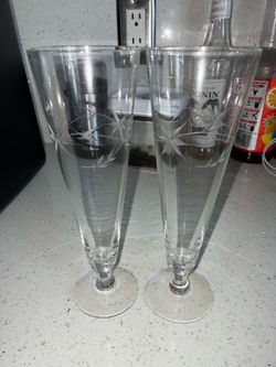 Un par de copas largas de cristal. Creo que son de Princess House. No estoy muy segura cinco dólares por el bar son delgadas,  y no son muy pesadas.