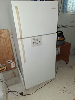 Frigidaire Top-Freezer Refrigerator White