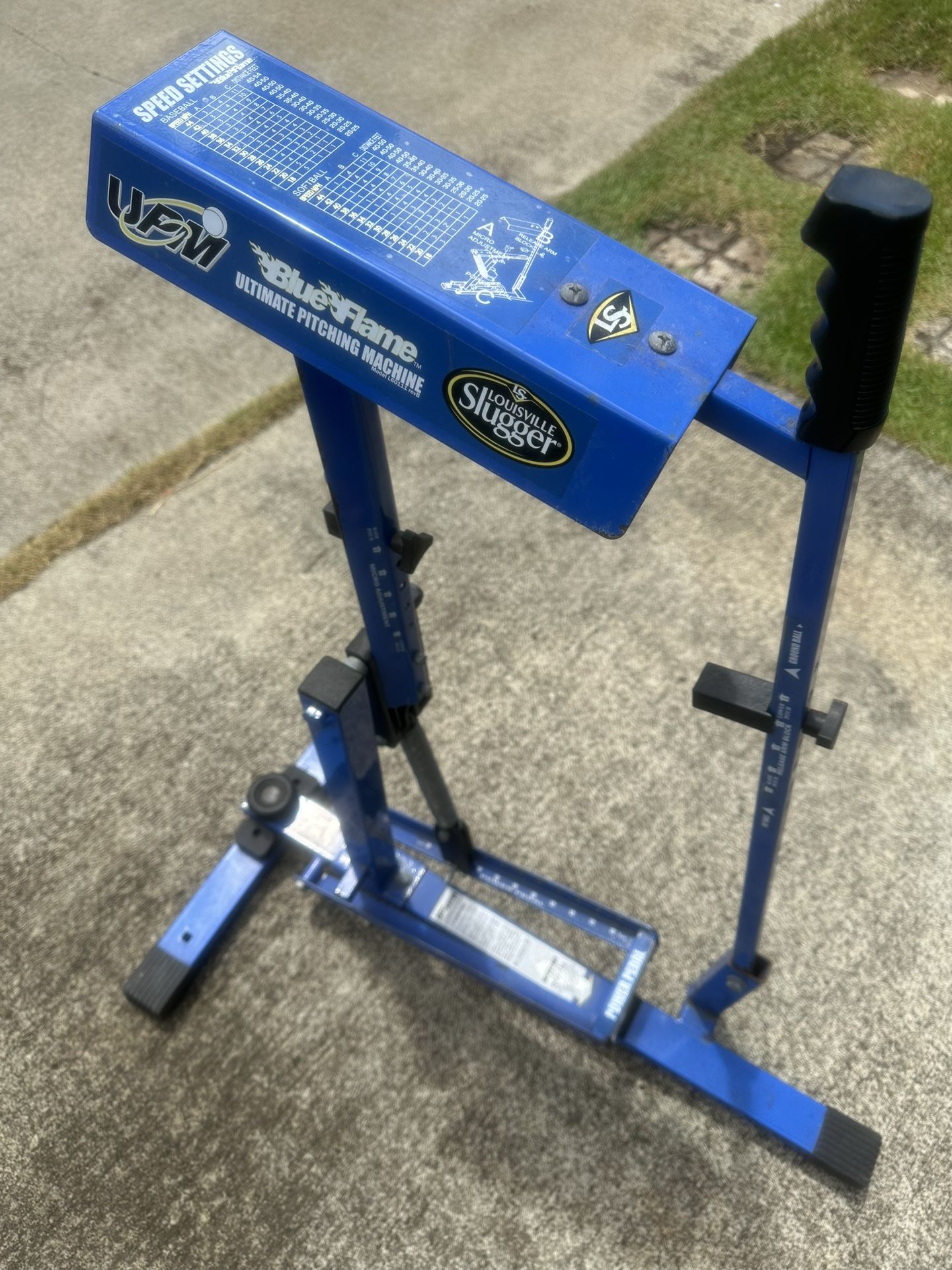 Louisville Slugger - Pitching Machine