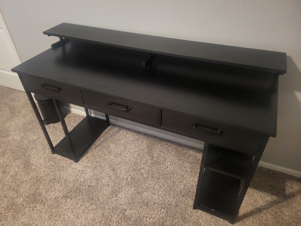 Black Desk