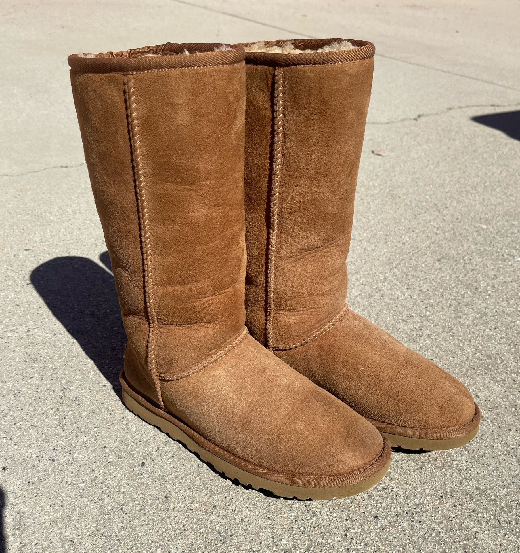 UGG® WOMEN\'S CLASSIC II TALL BOOTS display picture 1