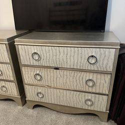 2 Set Dresser 