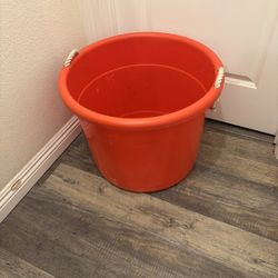 Used Like New 19 Gall Plastic Tub