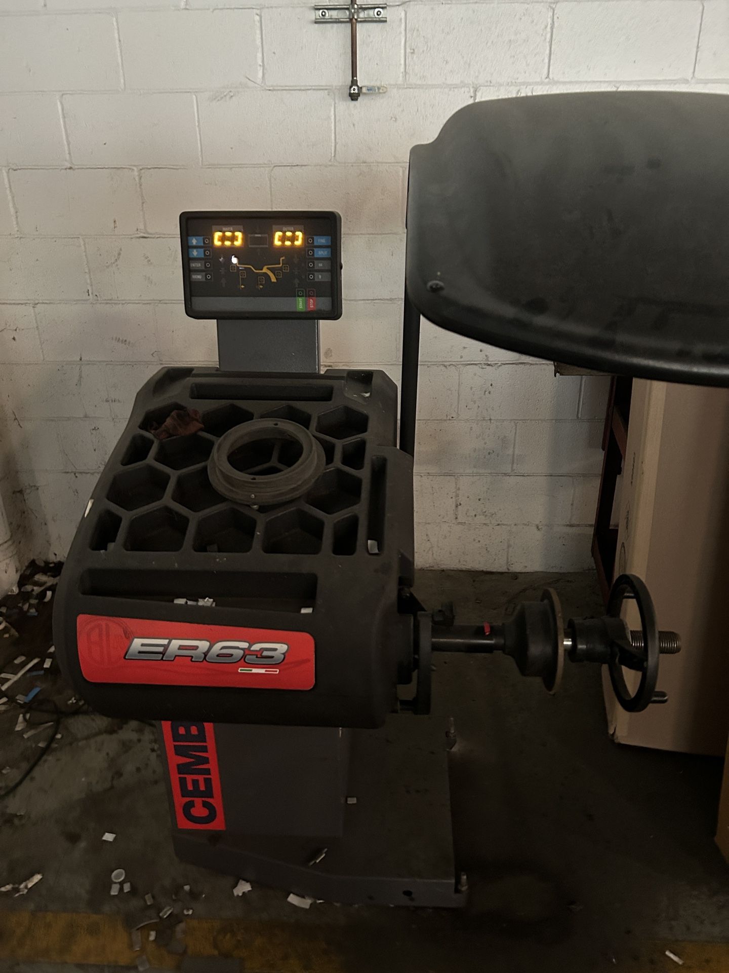 CEMB ER63 WHEEL BALANCER
