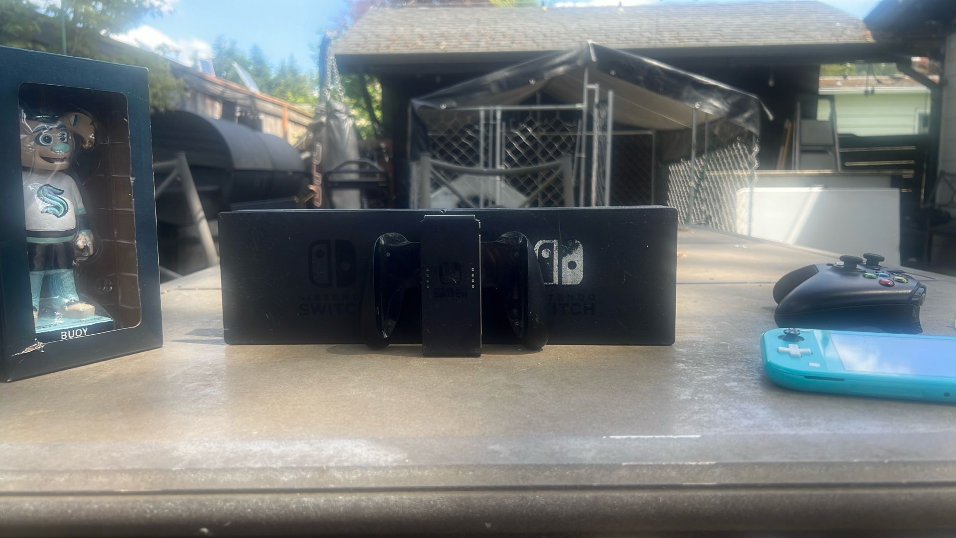 2 Nintendo Switch Docks + Nintendo Switch Controller