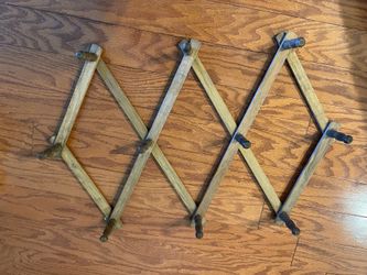 wooden expandable accordion wall hanger