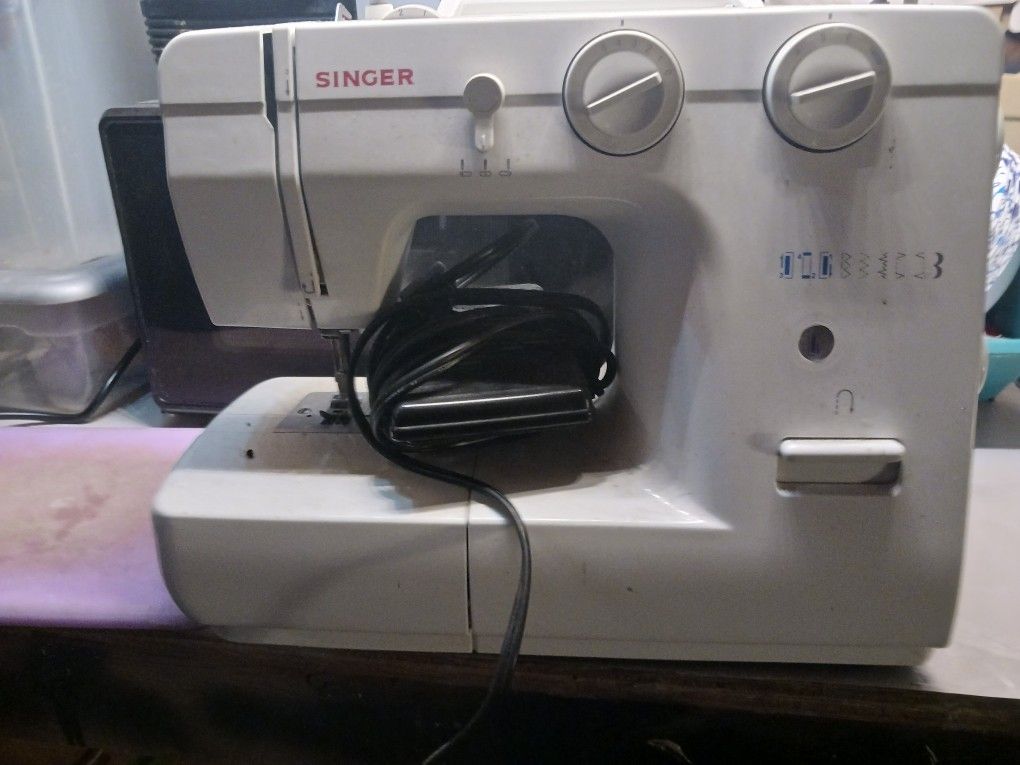 Singer Traditional E99670 50T8 Sewing Machine TESTED W/ Foot Pedal +MANUAL