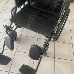 Wheelchair with adjustable footrest 