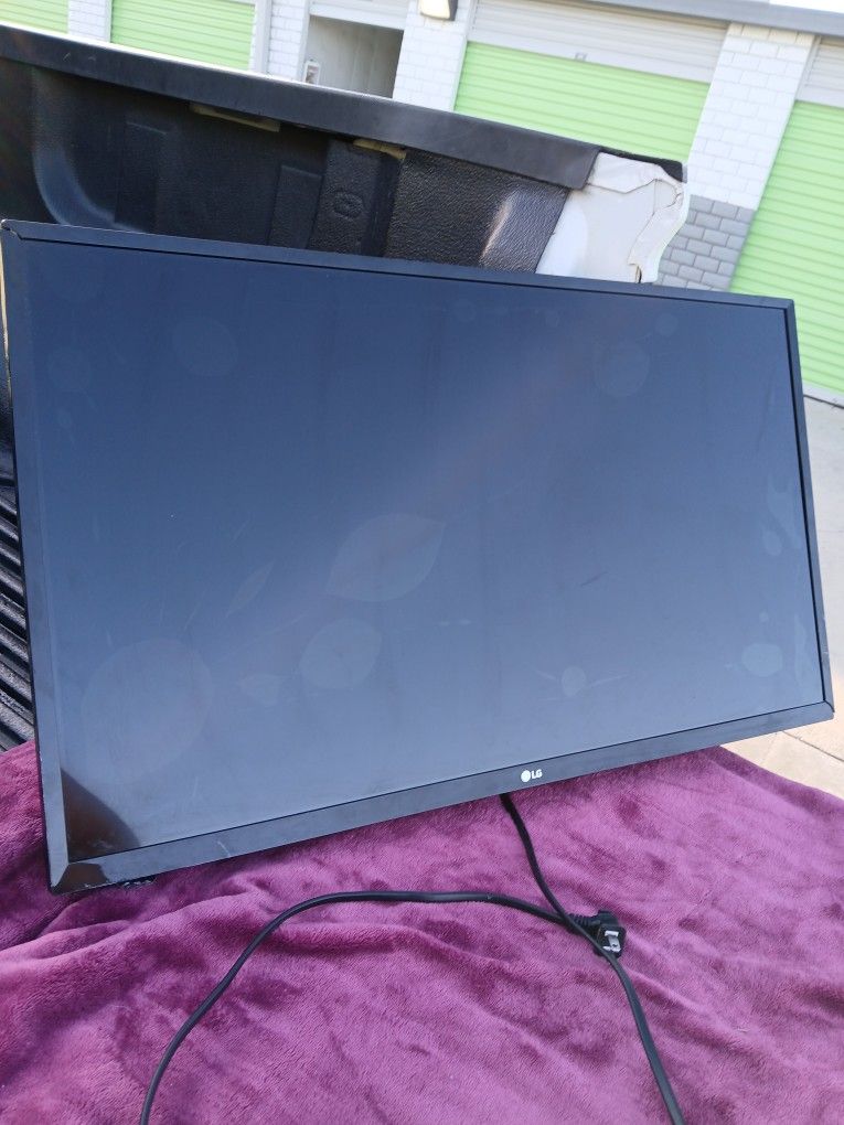 LG TV - used but good condition - no remote
28" x 17"