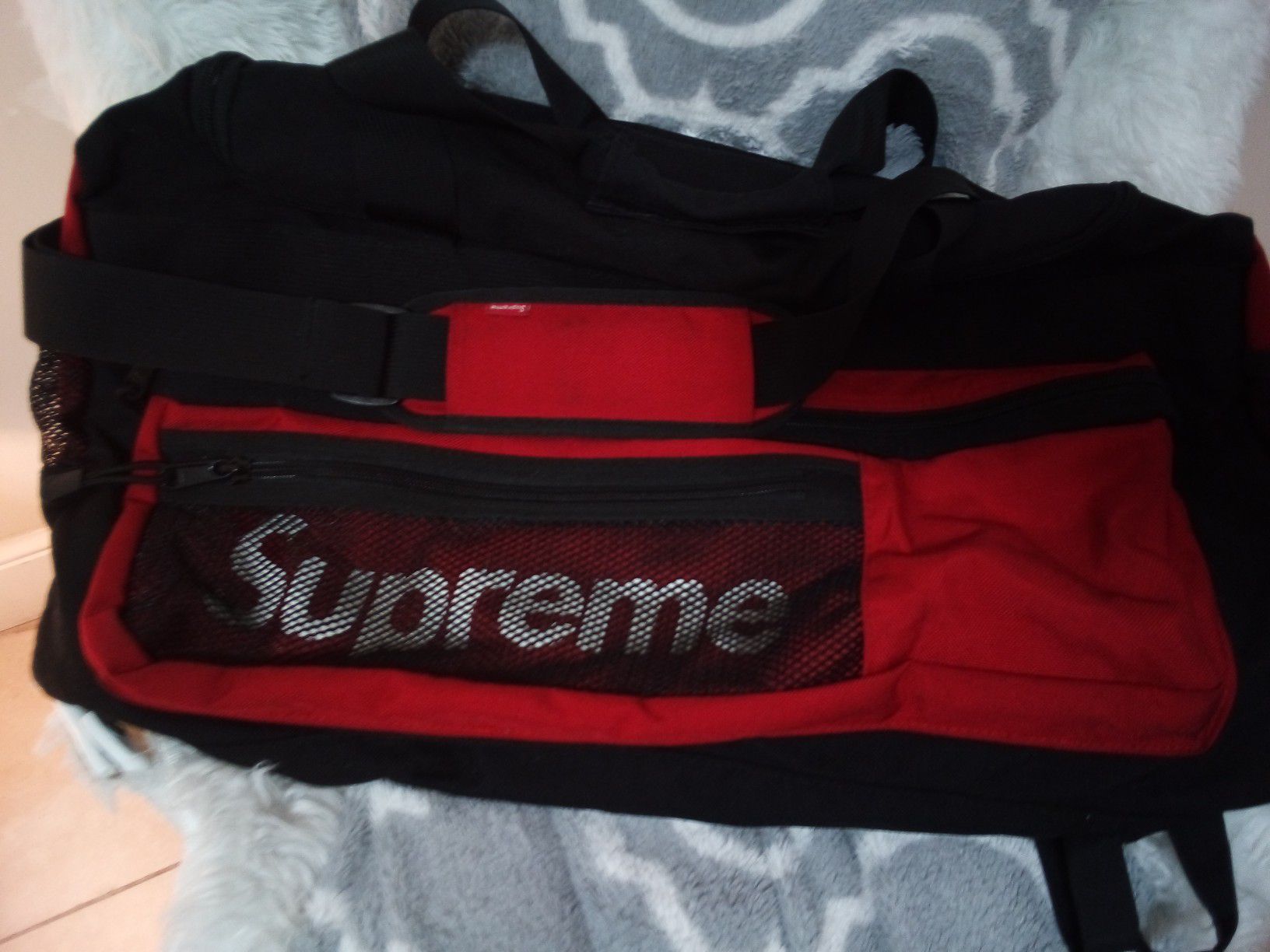 SUPREME black and red duffle bag (authentic)