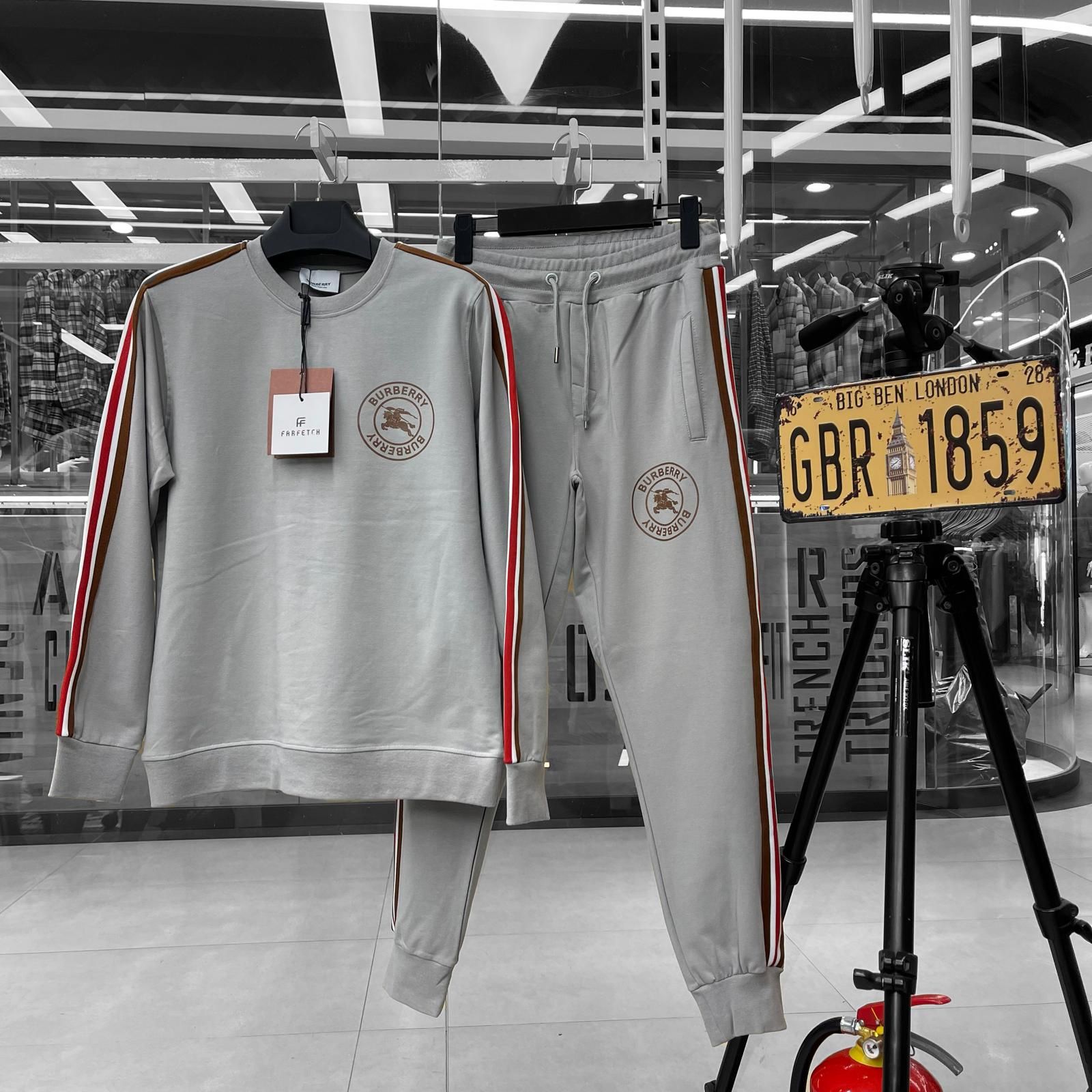 B.u.r.b.e.r.r.y Sweatsuit  . Size Small And 2xl. Local Delivery Available 