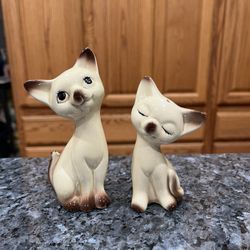 Vintage Siamese Cat Pair of Salt And Pepper Shakers.  Preowned 