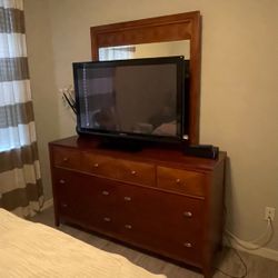 Beautiful Matching Bedroom Set – Solid Wood