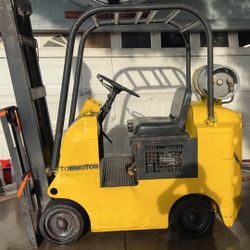 Towmotor forklift