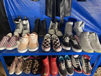 Mixed lot of shoes