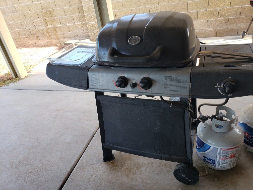 Bbq grill with side burner