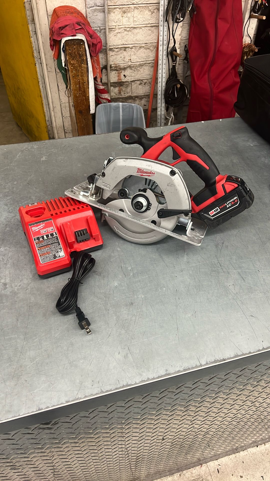 Milwaukee M18 Cordless 6 1/2” Circular Saw Kit